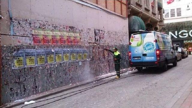 Beyoğulu’ndaki Afiş Kirliliği Temizleniyor