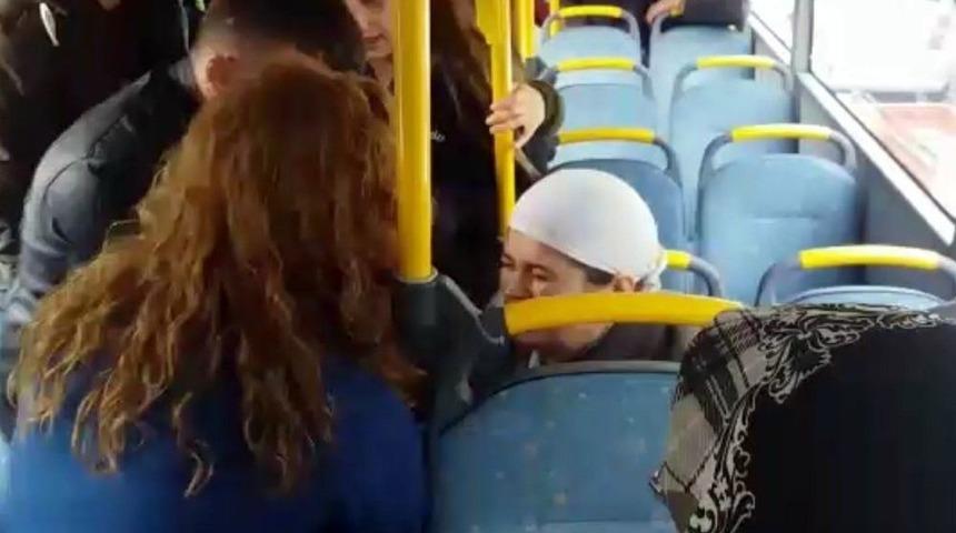 Halk Otob&uuml;s&uuml;nde Fenalaşan Kadın, Hastaneye Yetiştirildi