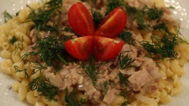 Ton balıklı makarna nasıl servis edilir?