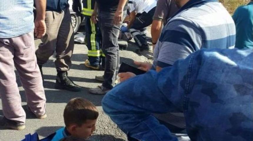 Otomobille &Ouml;ğrenci Servisi &Ccedil;arpıştı: 1 &Ouml;l&uuml;, 9 Yaralı