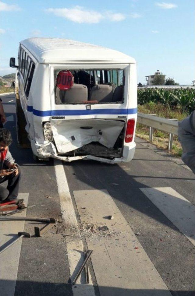 Otomobille Öğrenci Servisi Çarpıştı: 1 Ölü, 9 Yaralı 3