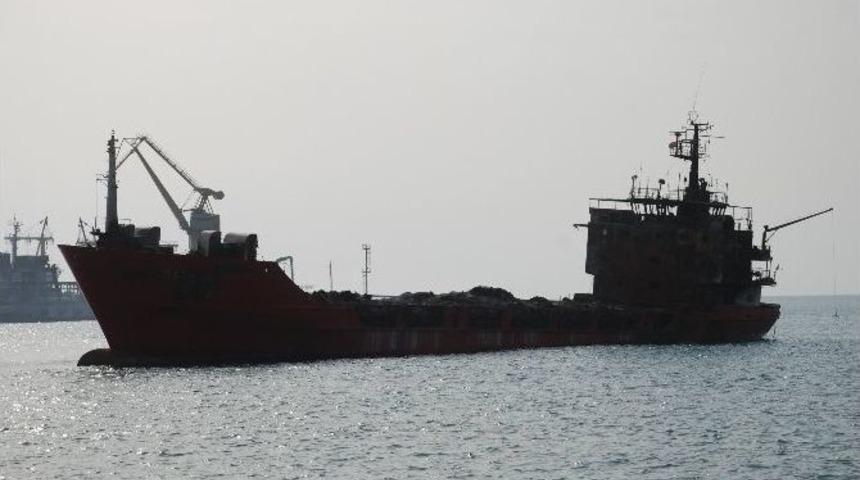 Saman Y&uuml;kl&uuml; Gemi 16 G&uuml;nd&uuml;r Yanıyor