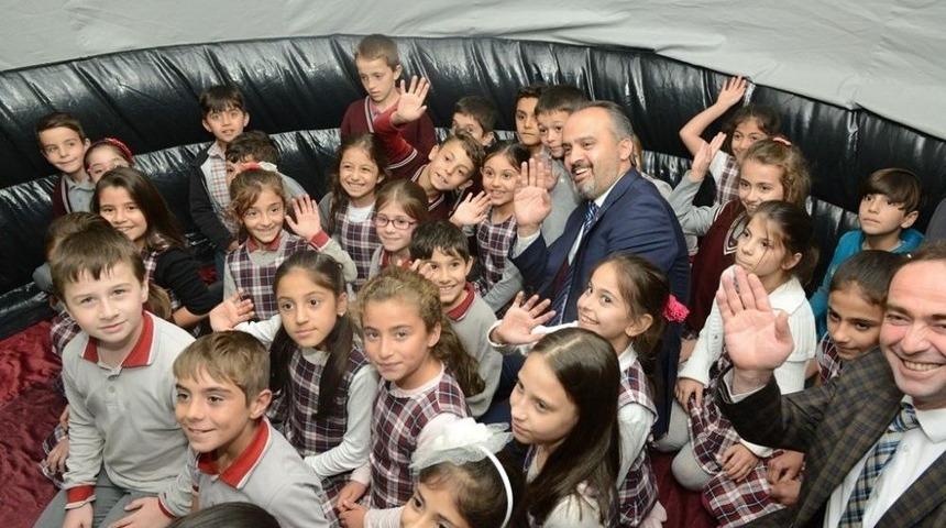 Planetaryum İle G&ouml;ky&uuml;z&uuml;n&uuml; Keşfediyorlar