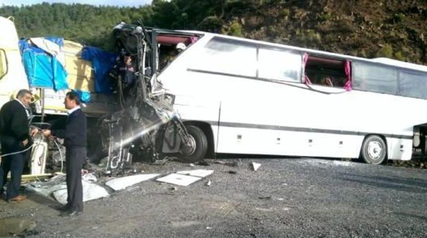 İş&ccedil;i Taşıyan Otob&uuml;sle Tır &Ccedil;arpıştı: 4 &Ouml;l&uuml;, 47 Yaralı (3)