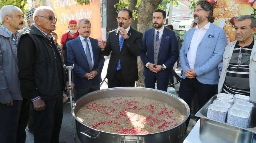 Uşak’ta 5 Bin Kişilik Aşure Dağıtıldı