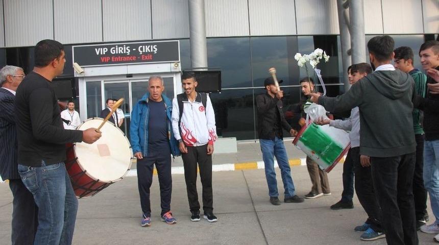 Balkan Şampiyonuna Davullu Zurnalı Karşılama