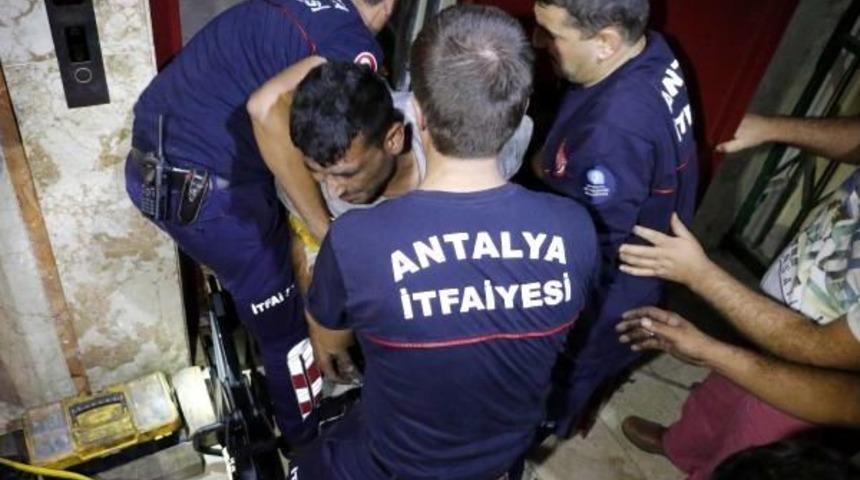 Tamir Ettikleri Asans&ouml;rle Duvar Arasına Sıkıştılar