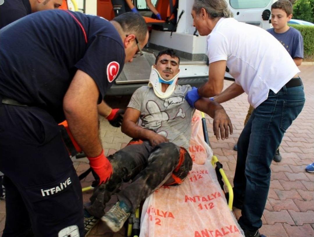 D&uuml;şt&uuml;ğ&uuml; Asans&ouml;r Boşluğundan Telefonla Yardım İstedi