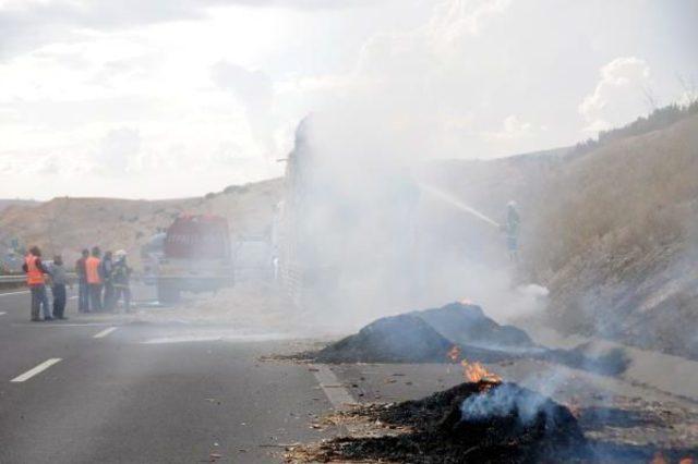 Gaziantep'te Saman Yüklü Tır'da Yangın