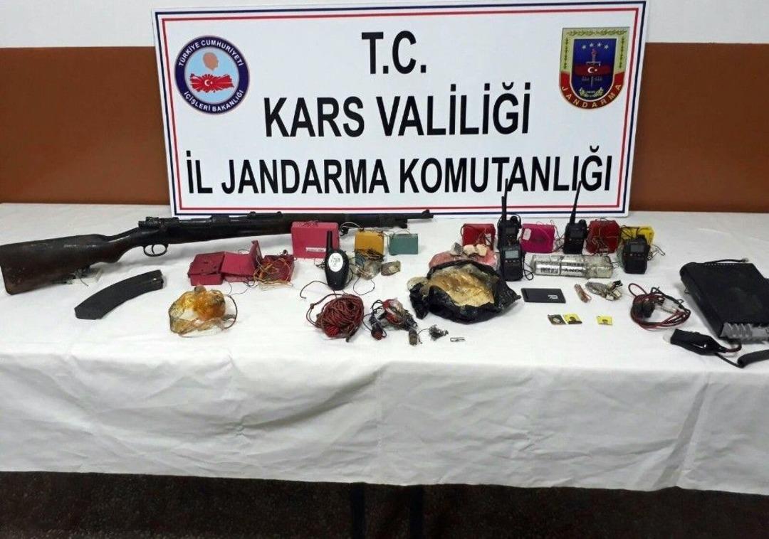 Kağızman&rsquo;da &Ccedil;ok Sayıda M&uuml;himmat Ve Yaşam Malzemesi Ele Ge&ccedil;irildi