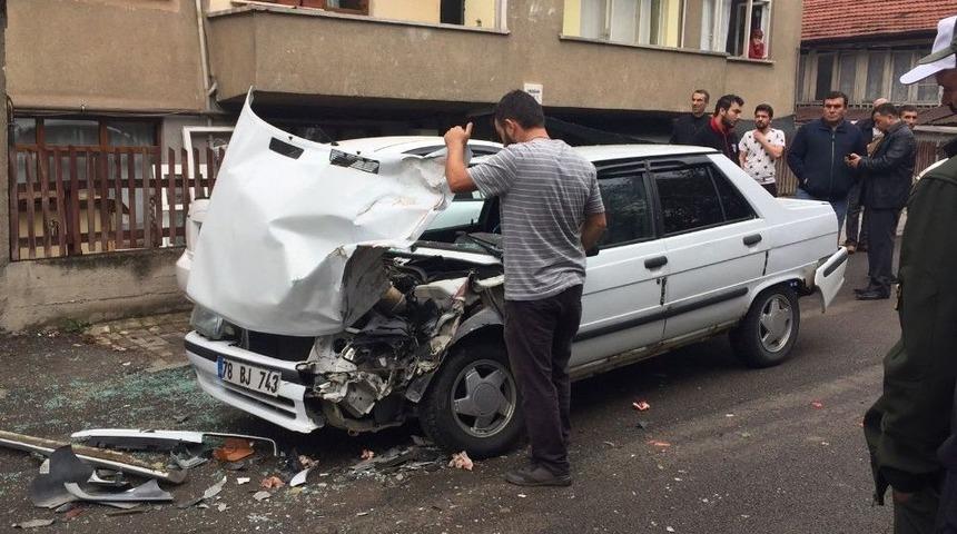Karab&uuml;k&rsquo;te Kamyon İle Otomobil &Ccedil;arpıştı: 2 Yaralı