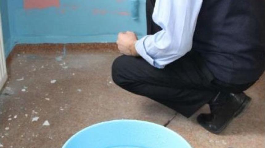 M&uuml;d&uuml;r Ve Yardımcıları G&ouml;rev Yaptıklrı Okulu Boyuyor