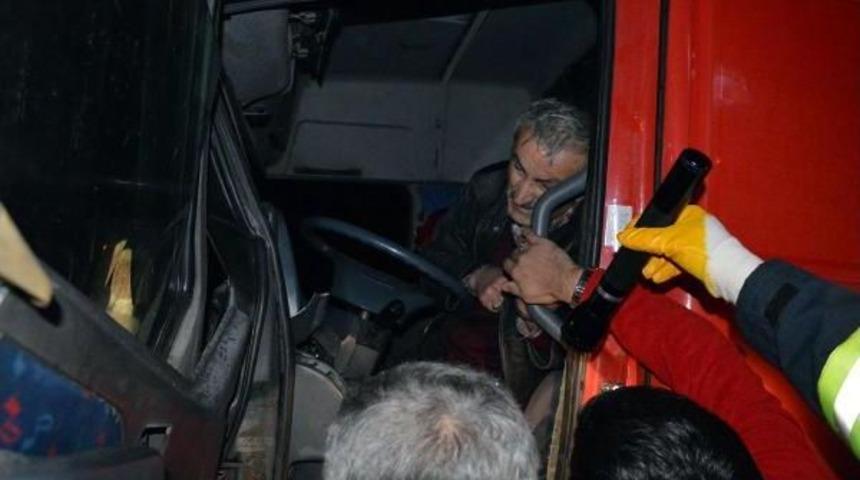 Kaza Yapan Tır'ın Şof&ouml;r&uuml;n&uuml; Itfaiye &Ccedil;ıkardı