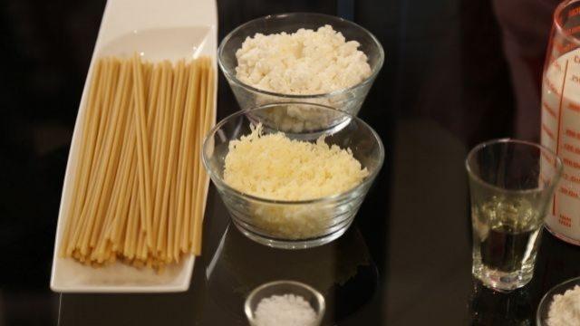 Beşamel soslu fırın makarna yapmak için gerekli malzemeler nelerdir?