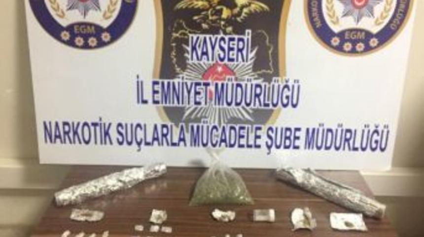 Kayseri'de Uyuşturucu Baskınında 2'si Kadın 12 G&ouml;zaltı