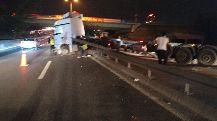 (&ouml;zel Haber) D-100 Karayolunda Bariyerlere &Ccedil;arpan Tır Karşı Şeride Ge&ccedil;ti