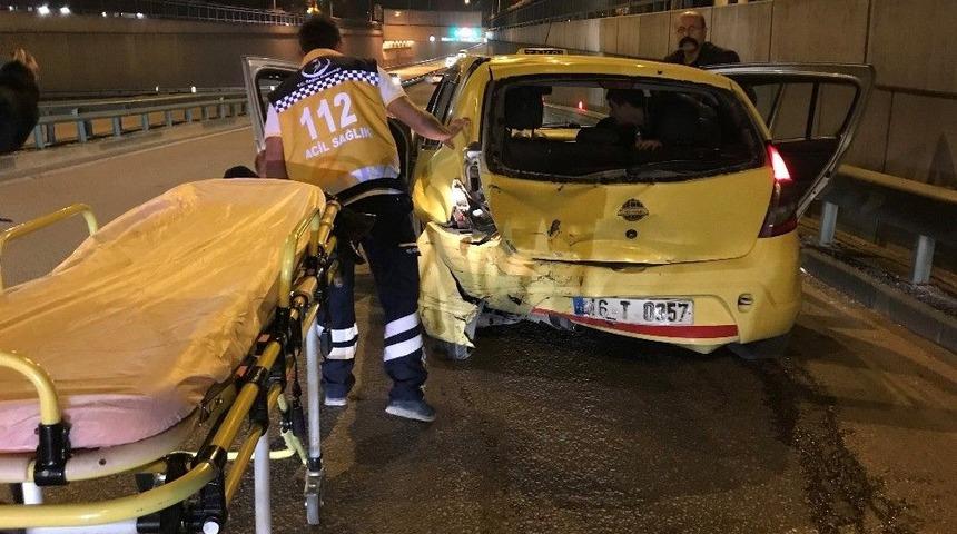 Anayolda Geri Geri Gidiyordu, Arkadan Gelen Kamyonet &Ccedil;arptı: 2 Yaralı