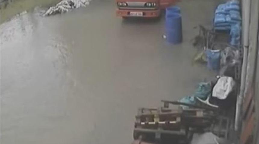 Sel Felaketinin G&uuml;venlik Kamera G&ouml;r&uuml;nt&uuml;leri Ortaya &Ccedil;ıktı