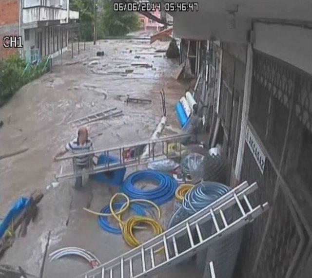 Sel Felaketinin Güvenlik Kamera Görüntüleri Ortaya Çıktı