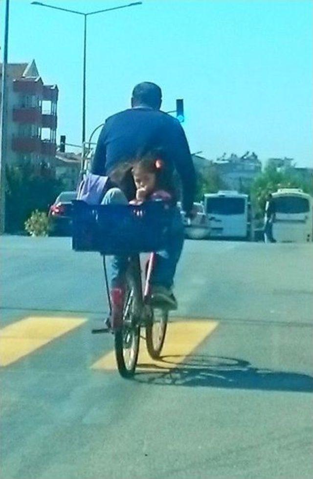 Meyve Kasasında Tehlikeli Okul Yolculuğu