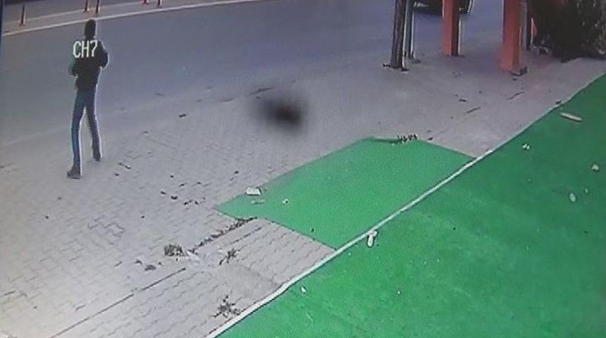 Vincin &Ccedil;arparak Yıktığı &Uuml;st Ge&ccedil;itten Kopan Beton Otomobili Ezdi