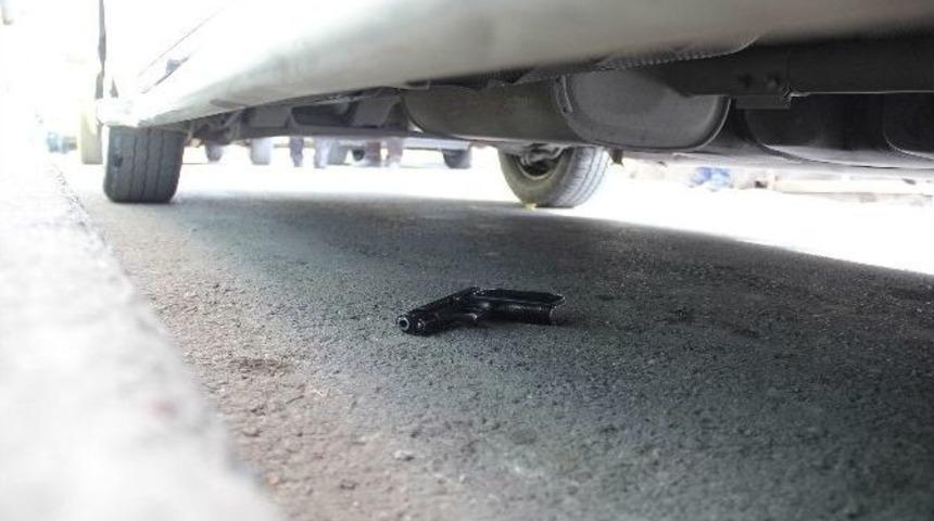 Silahını Atıp Ka&ccedil;an Gen&ccedil; &Ccedil;atıda Yakalandı