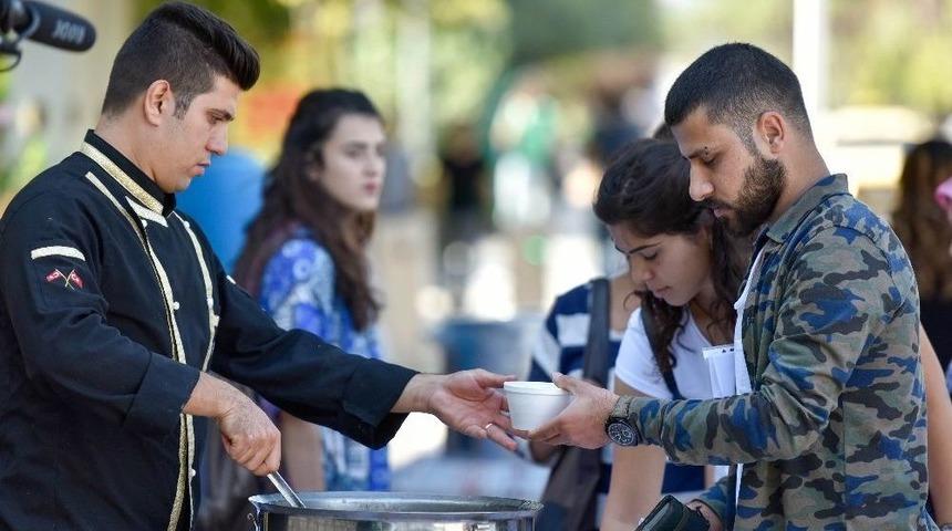 &Uuml;niversite &Ouml;ğrencilerine Aşure