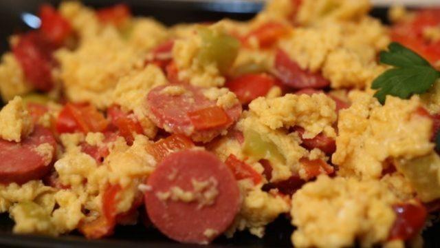 Sosisli omlet nasıl servis edilir?