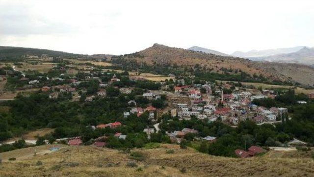 Telefonla Konuşmak I&ccedil;in Elektrik Direğine &Ccedil;ıkıyorlar 2