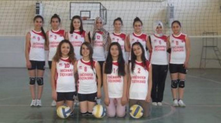 İş Adamı İl&ccedil;ede Voleybol Takımına Sponsor Oldu