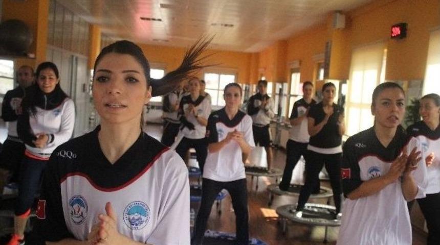 B&uuml;y&uuml;kşehir Belediyesi Spor Salonlarında Trambolin Seansları Başlatıldı