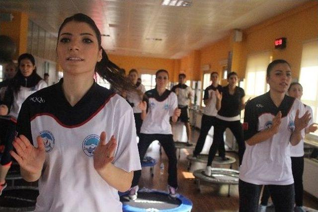 Büyükşehir Belediyesi Spor Salonlarında Trambolin Seansları Başlatıldı