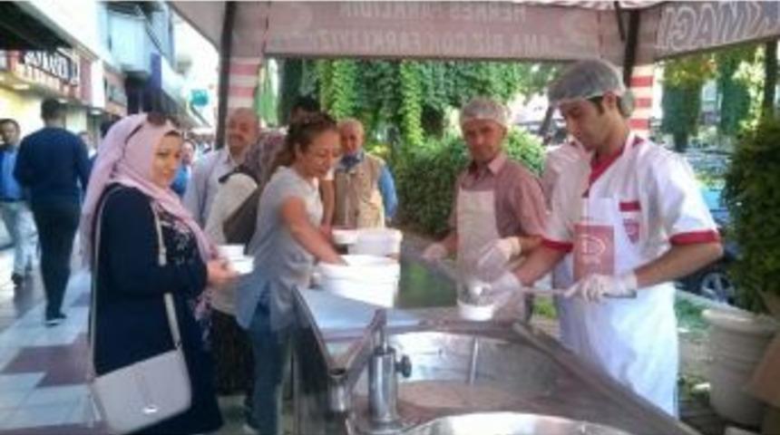 Efeler Esnafı Menderes Bulvarında Aşure Dağıttı