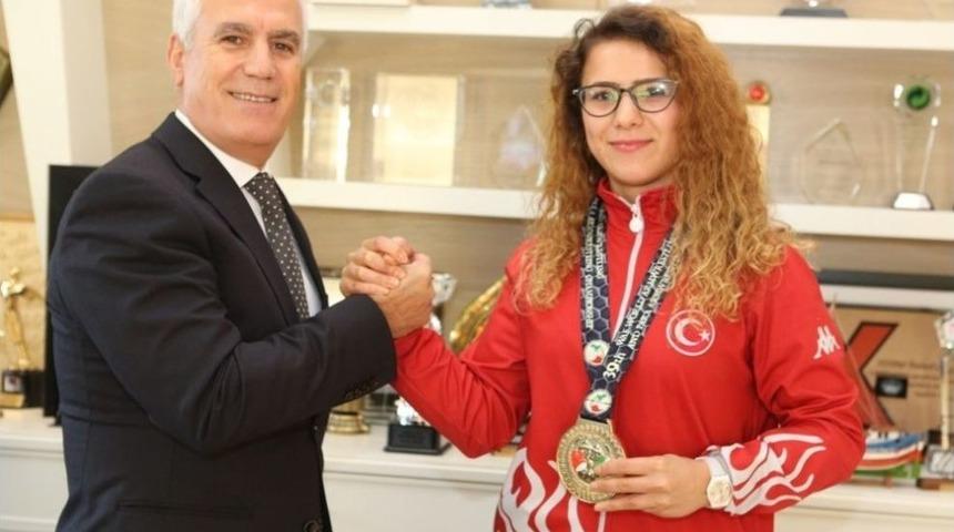 Başkan Bozbey Şampiyonla Bilek Güreşi Yaptı