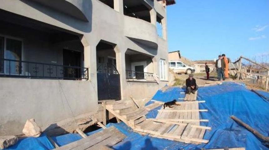 Heyelanlı B&ouml;lgeyi Yağıştan Etkilenmesin Diye Branda Ile Kapattı