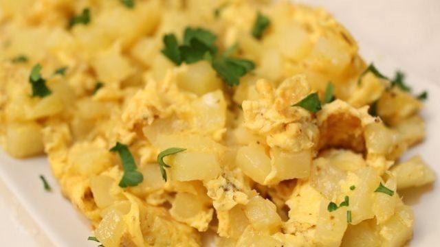 Patatesli yumurta nasıl servis edilir?