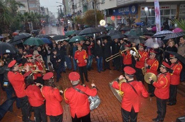 4. Akhisar Alışveriş Festivali Yağmur Altında Başladı