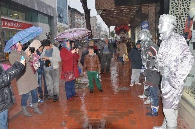 4. Akhisar Alışveriş Festivali Yağmur Altında Başladı