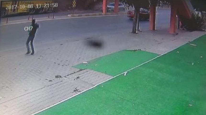 Vincin &Ccedil;arptığı &Uuml;st Ge&ccedil;idin Otomobilin &Uuml;zerine &Ccedil;&ouml;kme Anı Kamerada