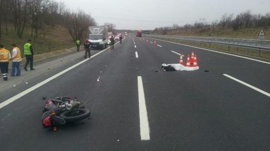Park Halindeki Kamyonete &Ccedil;arpan Motosiklet S&uuml;r&uuml;c&uuml;s&uuml; Hayatını Kaybetti