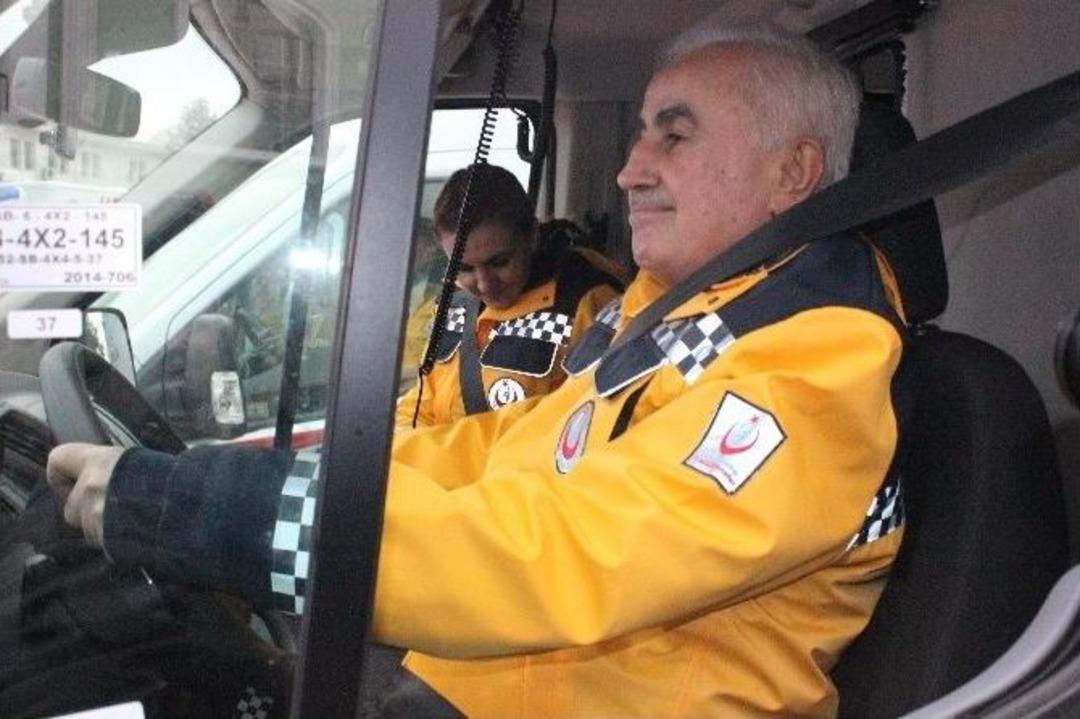 Edirne&rsquo;de Ambulansın Direksiyonuna Ge&ccedil;en Vali Şahin, Emniyet Kemerinin &Ouml;nemine Vurgu Yaptı