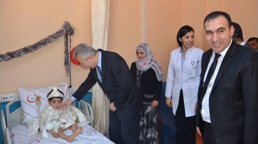 Mardin&rsquo;de Yetim &Ccedil;ocuklar S&uuml;nnet Ettiriliyor