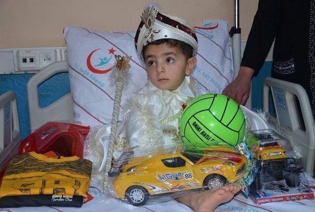 Mardin’de Yetim Çocuklar Sünnet Ettiriliyor