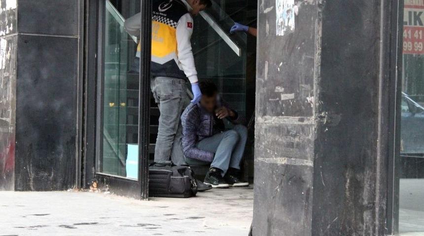 (&ouml;zel Haber) Uyuşturucu Komasına Giren Gen&ccedil; Sokak Ortasında Kendini Kaybetti