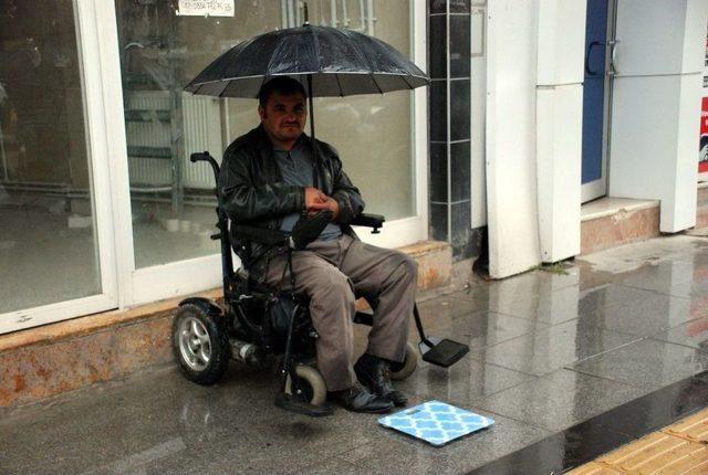 Engelli Vatandaş Tartıcılık Yaparak Ailesine Destek Olmaya Çalışıyor