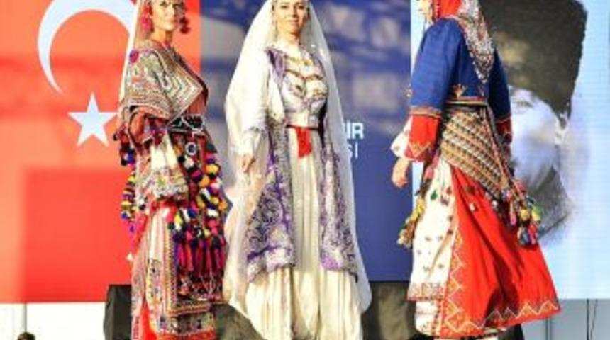 Balkan Festivali&rsquo;nde Geleneksel Giysi Defilesi