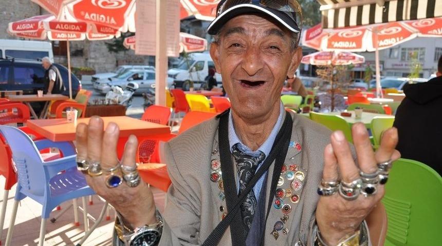 Simavlı Ahmet İlkılı&ccedil;, 30 Adet Rozet, 30 Adet Y&uuml;z&uuml;k Ve 6 Adet Saat Kullanıyor