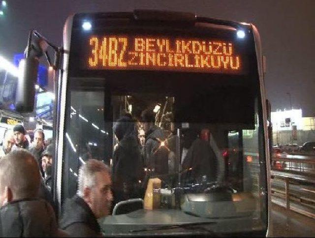 Metrobüs Yolunda Kaza...