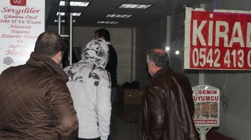 Duvarı Delip Kuyumcuyu Soydular