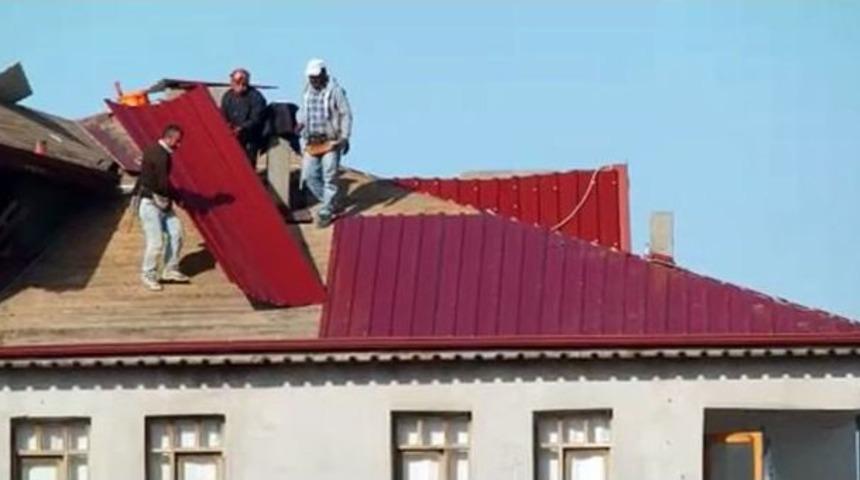 &Ccedil;atıda İş&ccedil;ilerin Tehlikeli Mesaisi